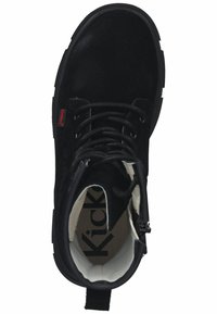 Bottine noire en cuir suédé avec fermeture lacée et zip. Présente une doublure intérieure blanche et une semelle en caoutchouc texturé. Logo de la marque visible à l'intérieur.