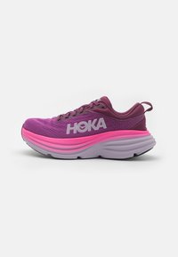 Sneaker HOKA in viola e rosa, con tomaia testurizzata, intersuola ammortizzata e un design della suola stratificato distintivo.