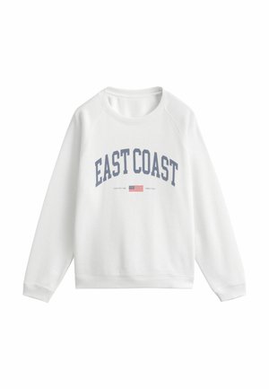 Bílá mikina s dlouhými rukávy s nápisem "EAST COAST" a malou americkou vlajkou vytištěnou pod nápisem na hrudi.