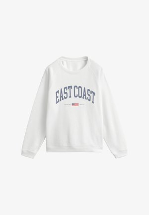 Bílá mikina s dlouhými rukávy s nápisem "EAST COAST" a malou americkou vlajkou vytištěnou pod nápisem na hrudi.