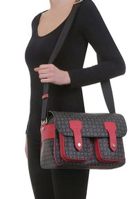 Borsa a spalla nera e rossa con esterno decorato, doppie tasche frontali e chiusura piatta a pattina. Tracolla regolabile per un trasporto versatile.