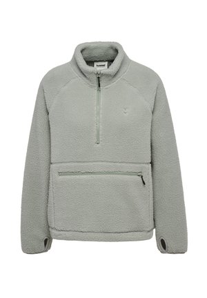 Lichtgrijze fleece pullover met een halve rits bij de kraag, voorzak met rits en duimopeningen in de mouwen. Zachte textuur, ontspannen pasvorm en minimale branding.
