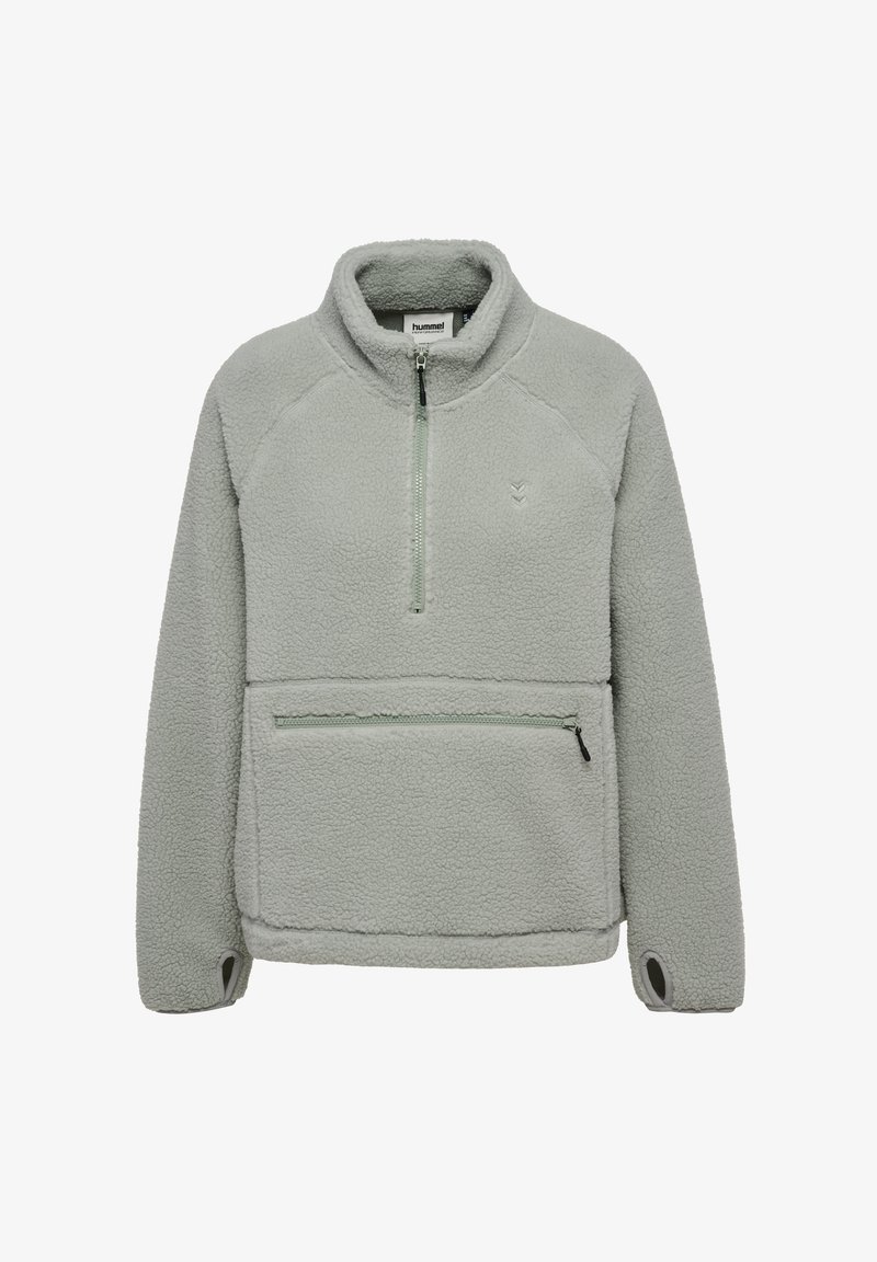 Lichtgrijze fleece pullover met een halve rits bij de kraag, voorzak met rits en duimopeningen in de mouwen. Zachte textuur, ontspannen pasvorm en minimale branding.