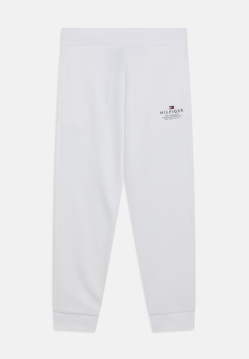 Pantalones jogger blancos con cinturilla y puños elásticos, bolsillos laterales y pequeño logo de Tommy Hilfiger en la parte superior del muslo izquierdo.