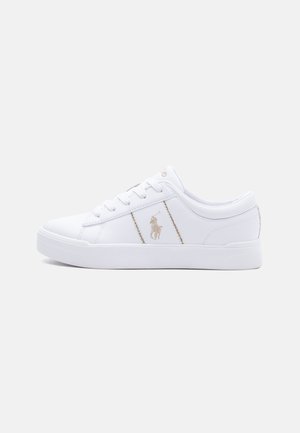 Witte lage sneaker met vetersluiting, gestructureerde zool en beige Polo Ralph Lauren-logo op het zijpaneel.