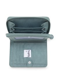Kipling peněženka z jemné látky ve světle tyrkysové barvě, nabízí několik slotů na karty, průhledné okno na ID a bezpečné zapínání na cvok. Hladký povrch po celém obvodu.