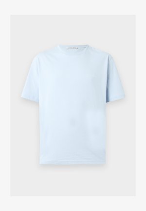 Tricou albastru deschis cu mâneci scurte și guler rotund, cu un logo subtil „Tiger of Sweden” pe partea stângă a pieptului și etichetă în interiorul gulerului.