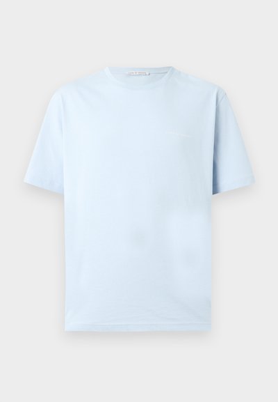 Ανοιχτό μπλε κοντομάνικη μπλούζα με στρογγυλή λαιμόκοψη και διακριτικό λογότυπο "Tiger of Sweden" στο αριστερό μέρος του στήθους και ετικέτα στο εσωτερικό του γιακά.