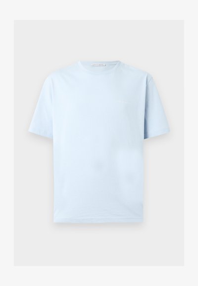 Ανοιχτό μπλε κοντομάνικη μπλούζα με στρογγυλή λαιμόκοψη και διακριτικό λογότυπο "Tiger of Sweden" στο αριστερό μέρος του στήθους και ετικέτα στο εσωτερικό του γιακά.