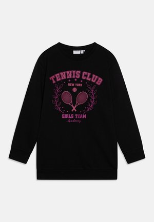 Sweat-shirt noir à manches longues avec texte rose « Tennis Club New York Girls Team Academy », balle de tennis, deux raquettes croisées et motif de couronne de laurier.