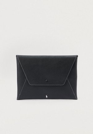 Clutch in pelle nera stile busta, superficie strutturata, cuciture bianche a contrasto, con chiusura a bottone a pressione e piccolo logo in basso.