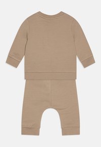 Name it NBMVONNE LONG SLEEVE SET UNISEX - Tuta - taupe