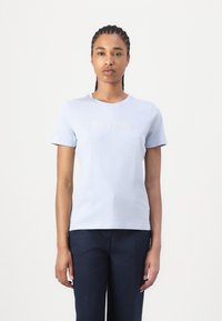 Šviesiai mėlynas trumpomis rankovėmis marškinėliai, pagaminti iš minkštos medvilnės, su mažuoju siuvinėjimu "Tommy Hilfiger" logotipo ant krūtinės. Klasikinio kirpimo dizainas.
