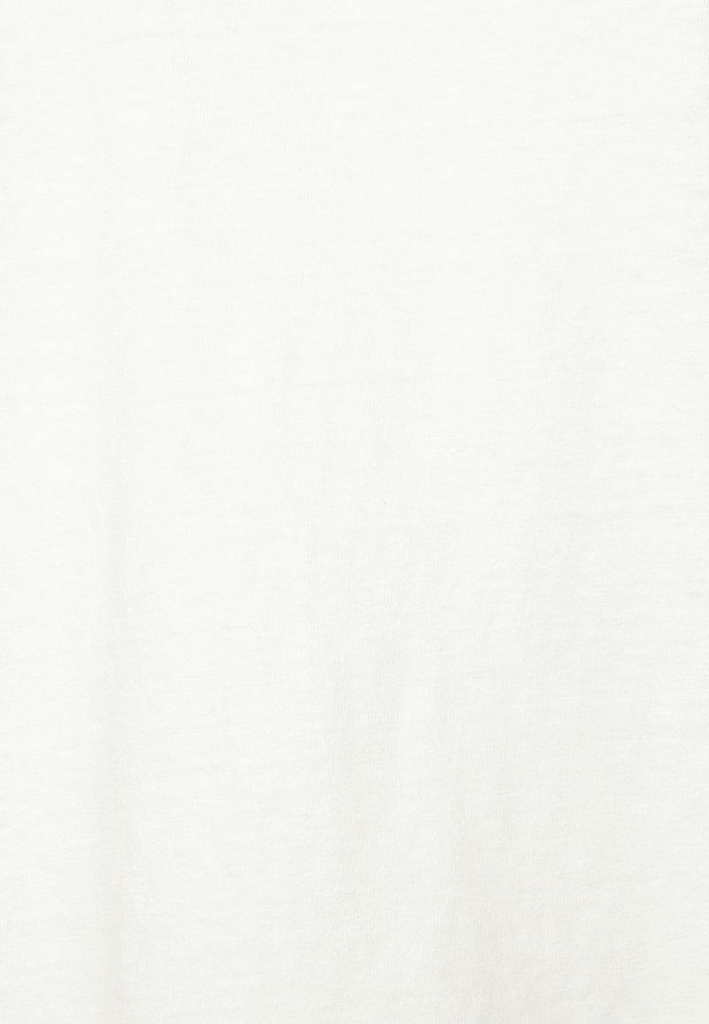 Tela de algodón blanca y suave con una textura sutil, que muestra ligeras variaciones en el tono y la consistencia en la superficie.