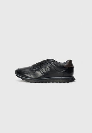 Zapatilla negra de cuero con cordones, suela texturizada, marca "bugatti" en el lateral y el talón, y detalles de costura decorativa.