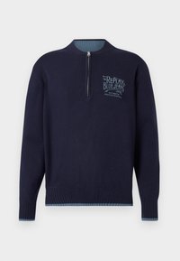 Marineblauwe langemouwen pullover met kwartrits, geribde manchetten en zoom, en een lichtblauw 'Replay Blue Jeans'-logo op de linkerborst.