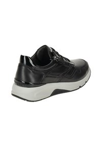 Schwarzer Sportschuh mit einem glatten Lederoberteil, hellgraer Sohle und strukturierten Akzenten. Mit einem sicheren Schnürdesign und Logodetail.