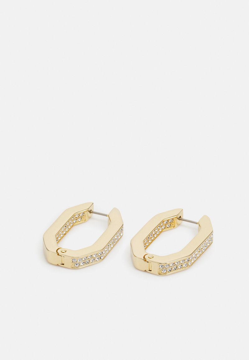 Zlaté kovové kruhové náušnice majú geometrický dizajn s textúrovaným povrchom, ozdobené radom jasných kryštálov na jednej strane.
