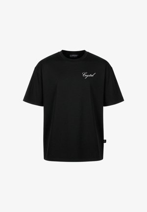 T-shirt nera a maniche corte con scritta bianca in corsivo "Crystal" sul petto sinistro e una piccola etichetta nera sulla cucitura laterale destra.