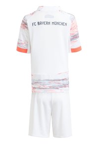Biela súprava FC Bayern München s oranžovými akcentmi, s vzorovaným dizajnom na rukávoch a šortkách, vyrobená z ľahkého materiálu.