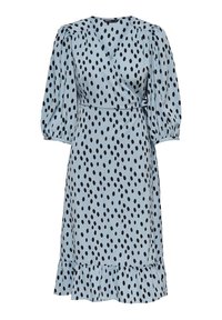 Robe portefeuille bleu clair à pois noirs, manches courtes bouffantes et ourlet à volants. Confectionnée en tissu doux avec une texture lisse.