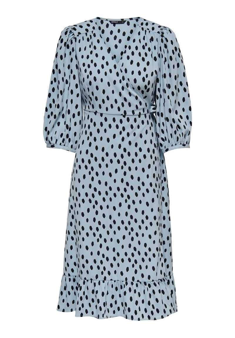 Robe portefeuille bleu clair à pois noirs, manches courtes bouffantes et ourlet à volants. Confectionnée en tissu doux avec une texture lisse.