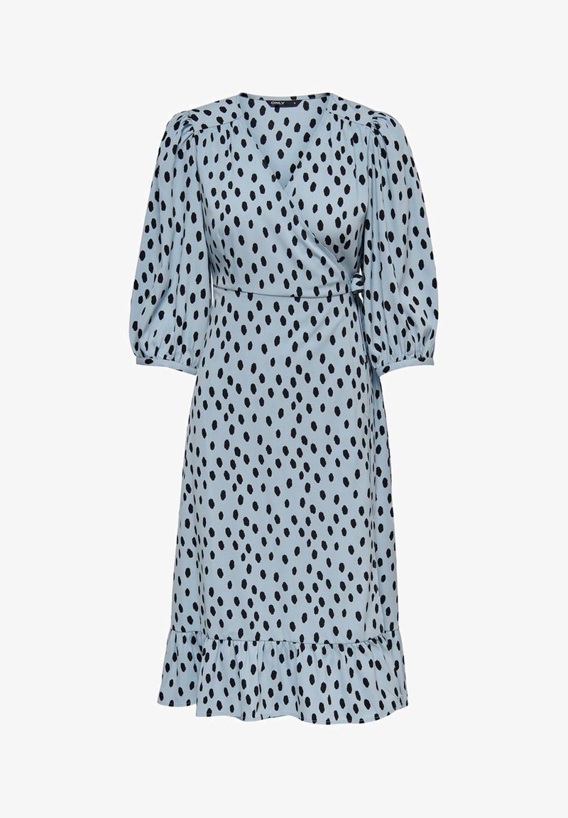 Robe portefeuille bleu clair à pois noirs, manches courtes bouffantes et ourlet à volants. Confectionnée en tissu doux avec une texture lisse.