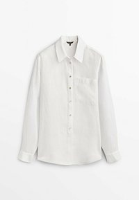 Weißes Leinenhemd mit langen Ärmeln, Button-Down-Kragen, einer Brusttasche und subtilen Knopf-Details entlang der Vorderseite. Glatte Textur.