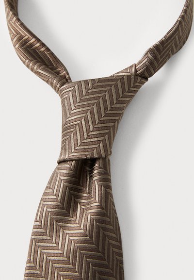 Cravate brune présentant un motif en chevrons avec des tons alternés. Fabriquée dans un tissu lisse, mettant en avant un design épuré et un nœud classique.