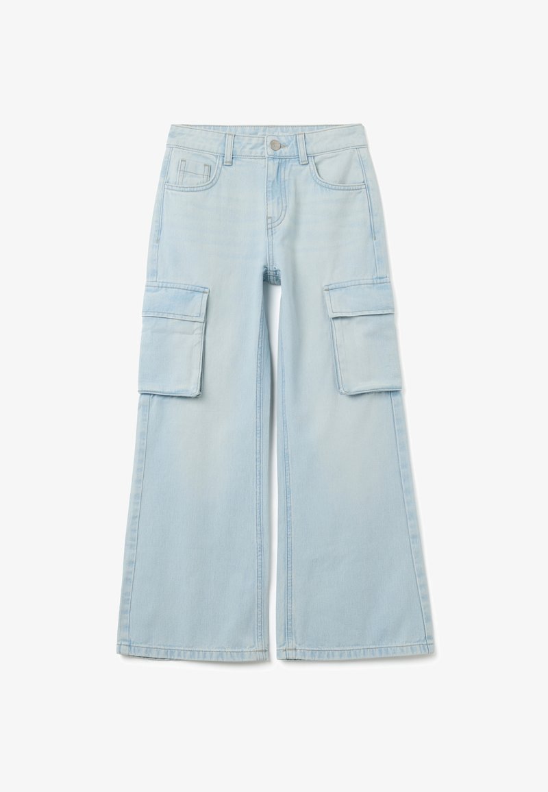 Pantalones cargo de mezclilla de color azul claro con un diseño de pierna ancha, dos grandes bolsillos laterales y detalles de costura a lo largo de las costuras.