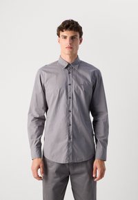 Camicia grigia da uomo in tessuto leggero, con colletto classico, maniche lunghe e un logo discreto sul petto. Texture liscia, vestibilità sartoriale.