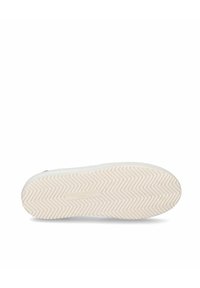 Sneaker blanche avec une semelle en caoutchouc présentant un motif en chevrons. La semelle est épaisse et texturée pour une meilleure adhérence.