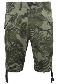 Shorts cargo camouflage verts et noirs avec fermeture à bouton et zip, poches avant à rabat, et sangles ajustables à l'ourlet.