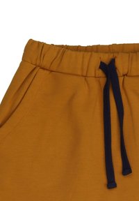 Senfgelbe Shorts mit elastischem Bund, marineblauem Kordelzug, Seitentaschen und einer glatten Textur. Sichtbare Nähte.