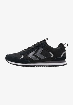 Czarne buty sportowe z połączenia zamszu i siateczki, z szarymi akcentami i trzema ukośnymi paskami. Prosta biała podeszwa i teksturowana cholewka.