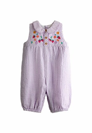 Dievčenský overal s levanduľovým kockovaným vzorom, bez rukávov, s golierom peter pan, drevenými gombíkmi a vyšívanými jahodami a kvetmi na hrudi.