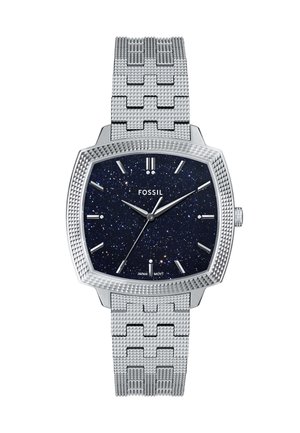 Montre avec un cadran carré argenté et un fond étoilé bleu foncé, des index horaires argentés et un bracelet en maille argentée texturée. Comprend un logo et un mouvement japonais.