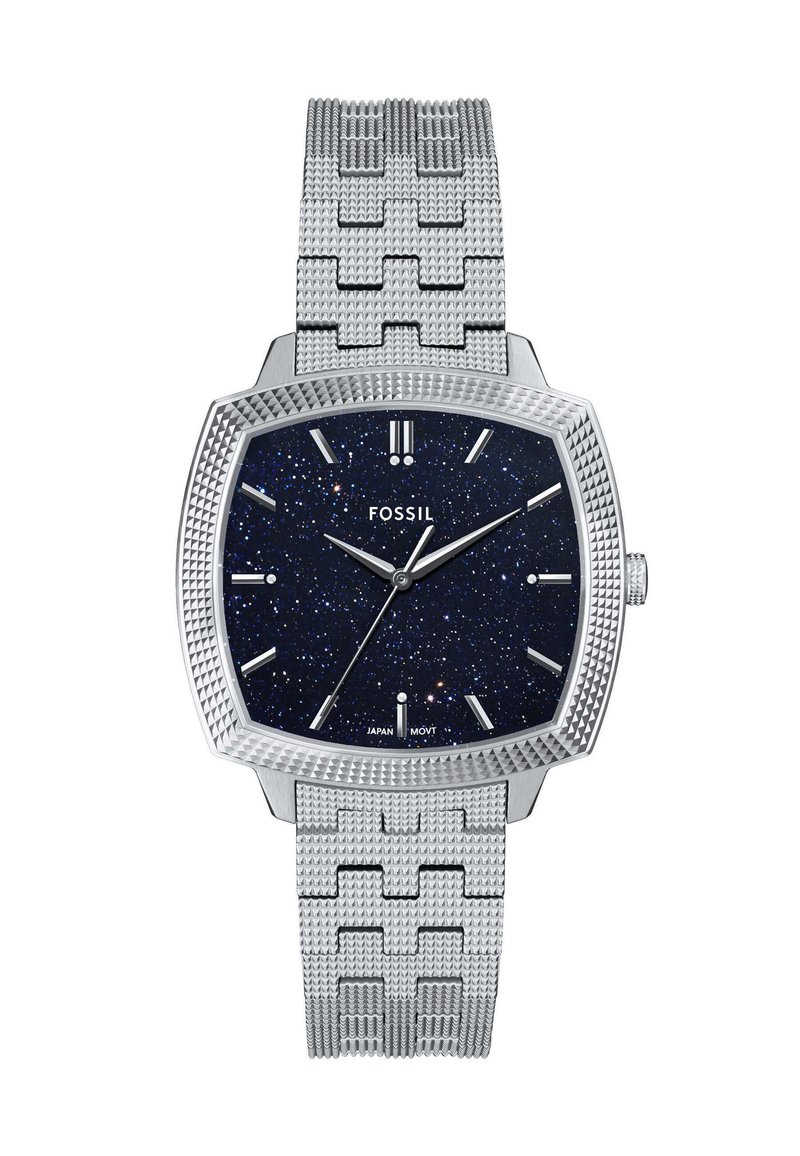 Montre avec un cadran carré argenté et un fond étoilé bleu foncé, des index horaires argentés et un bracelet en maille argentée texturée. Comprend un logo et un mouvement japonais.