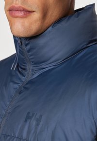 Helly Hansen ACTIVE PUFFY - Strukirani kaput - dunkelblau