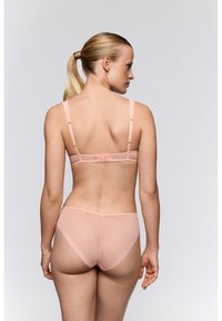 Rosa Netz-BH und Slip-Set mit verstellbaren Trägern, einem Haken- und Ösenverschluss sowie einem glatten, minimalistischen Design ohne Muster.