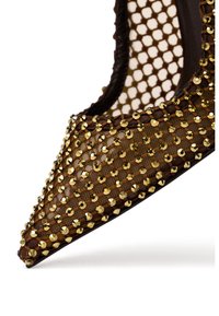Puntige stiletto-schoen met een bruine gaas bovenkant versierd met gouden pailletten, met een gestructureerd oppervlak en een slanke hak.