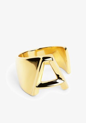 Bague en métal doré avec un large bandeau présentant un design de lettre "A" surélevée et proéminente. Surface lisse et réfléchissante avec une finition polie.