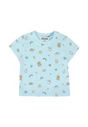 Jasnoniebieska koszulka z krótkim rękawem, wykonana z miękkiej bawełny. Ma różnorodne motywy rysunkowych zwierząt i natury w różnych kolorach i rozmiarach. Metka mówi "Moschino Baby."