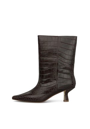 Bota marrón oscuro hasta la mitad de la pantorrilla con textura de cocodrilo, punta estrecha y tacón corto tipo kitten con detalle metálico.