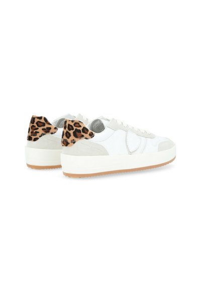 Sneakers bianchi con accenti in suede grigio e talloni con stampa leopardata. Suole bianche spesse e design con lacci. Finitura in pelle testurizzata.