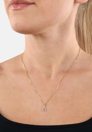 Gouden ketting met een hartvormige hanger, versierd met heldere stenen. Het ontwerp is slank met een gepolijste textuur.