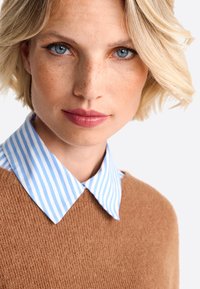 Rich & Royal MIT RUNDHALSAUSSCHNITT - Strickpullover - caramel spice