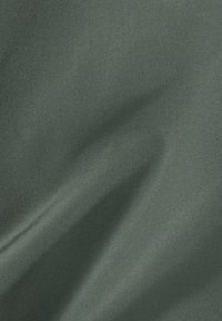 Mörkgrön texturerad tyg med en slät yta, som visar subtila variationer i nyansering och fina, linjära vävningmönster.