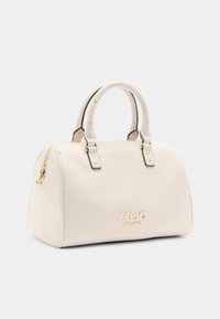 Sac à main en simili cuir blanc avec poignées arrondies, quincaillerie dorée et finition texturée. Dispose d'une fermeture éclair et d'un détail de logo sur le devant.