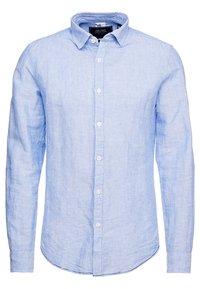 Chemise à manches longues rayée bleu clair en lin, avec un col boutonné et des boutons blancs sur le devant et aux poignets.